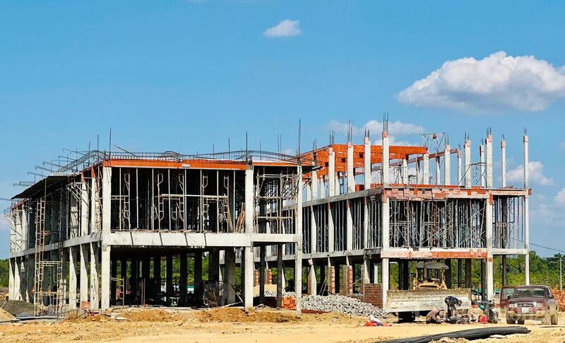 Từ sáng sớm đến tối muộn, gần 200 công nhân chia thành nhiều mũi thi công liên tục ở các hạng mục phòng học, ký túc xá, nhà công vụ, nhà ăn, hồ bơi, hệ thống hạ tầng kỹ thuật…
