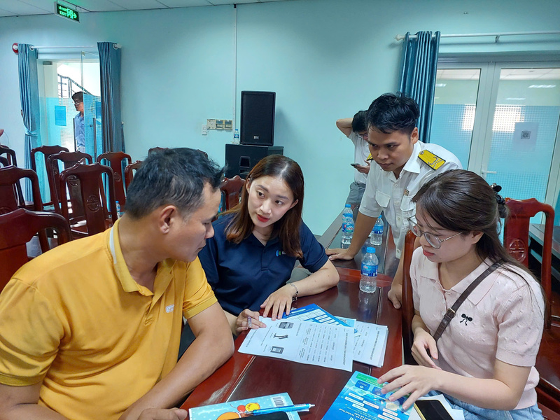 Thuế Đà Nẵng tổ chức nhiều đợt tuyên truyền lưu động hỗ trợ hộ kinh doanh chuyển đổi từ phương thức khoán sang kê khai. Ảnh: Bình An