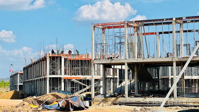 Theo ông Đỗ Văn Thành, Trưởng Phòng Quản lý dự án 3 thuộc Ban Quản lý các dự án đầu tư xây dựng tỉnh Gia Lai, hiện cả 7 điểm trường đang thiếu khoảng 534 lao động, trong đó có hơn 300 lao động kỹ thuật cao và thợ hoàn thiện. Để giữ chân và thu hút nhân công, nhiều nhà thầu đã điều chỉnh tăng mức thu nhập, hỗ trợ thêm ăn ở, điện nước, phụ cấp tăng ca và sinh hoạt tại công trường. Tại điểm trường Ia O, thợ có tay nghề cao được trả khoảng 800.000 đồng/ngày; lao động phổ thông cũng đạt khoảng 500.000 đồng/ngày.