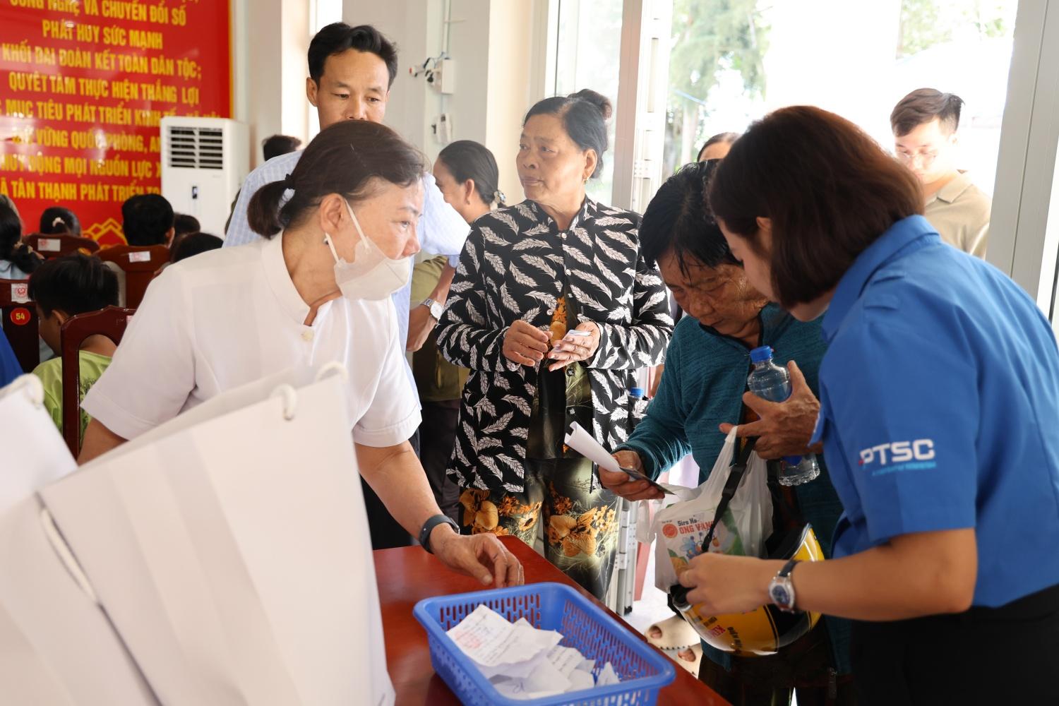 PTSC tiếp tục hành trình chăm sóc sức khỏe cộng đồng tại An Giang PTSC tiếp tục hành trình chăm sóc sức khỏe cộng đồng tại An Giang