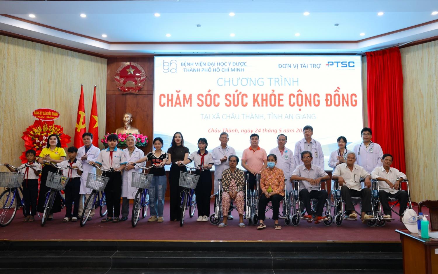 Đại diện PTSC, Bệnh viện Đại học Y dược TP. Hồ Chí Minh và địa phương trao quà cho người dân tại xã Châu Thành Đại diện PTSC, Bệnh viện Đại học Y dược TP. Hồ Chí Minh và địa phương trao quà cho người dân tại xã Châu Thành