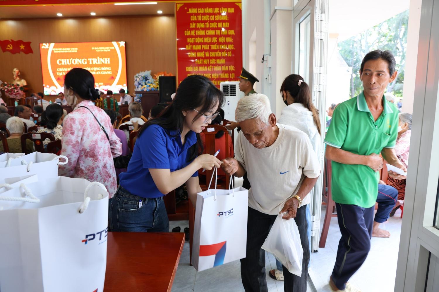 Người lao động PTSC tham gia hỗ trợ, hướng dẫn người dân đến thăm khám tại chương trình Người lao động PTSC tham gia hỗ trợ, hướng dẫn người dân đến thăm khám tại chương trình