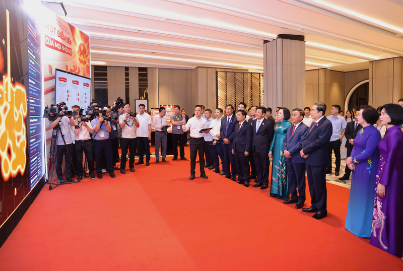 Trước đó, các đại biểu đã tham quan không gian trưng bày chuyển đổi số. Ảnh: Văn Quốc