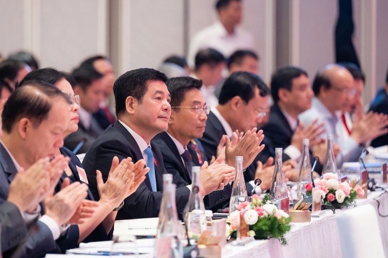 Phó Chủ tịch Quốc hội Nguyễn Hồng Diên cùng các đại biểu tham dự hội nghị. Ảnh: Văn Quốc
