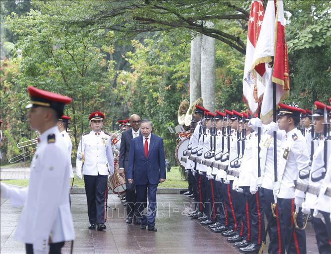 Tổng Bí thư, Chủ tịch nước Tô Lâm và Tổng thống Singapore Tharman Shanmugaratnam duyệt Đội danh dự. Ảnh: Thống Nhất/TTXVN