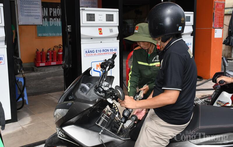 Triển khai kinh doanh xăng E10 là bước tiến quan trọng trong quá trình chuyển đổi năng lượng xanh và phát triển bền vững. Ảnh: Thanh Minh.