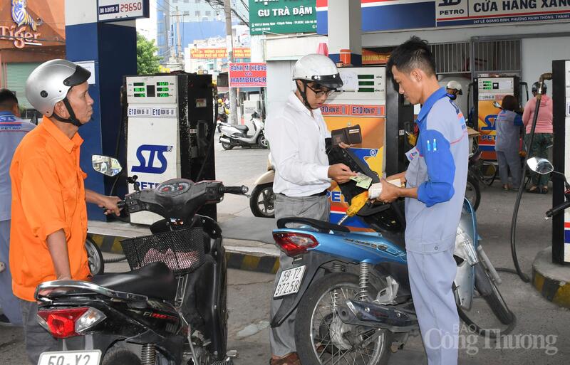Các cửa hàng xăng dầu đồng loạt niêm yết và cung cấp xăng E10, đáp ứng lộ trình phát triển nhiên liệu sinh học của Việt Nam. Ảnh: Thanh Minh.