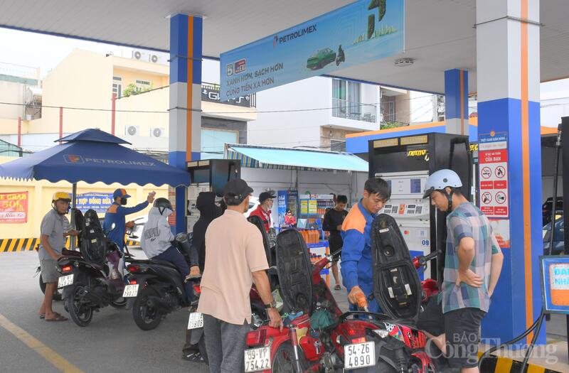Từ ngày 1/6/2026, toàn bộ gần 1.200 cửa hàng kinh doanh xăng dầu trên địa bàn TP. Hồ Chí Minh chính thức triển khai bán xăng sinh học E10 theo quy định tại Thông tư số 50/2025/TT-BCT của Bộ Công Thương. Ảnh: Thanh Minh.