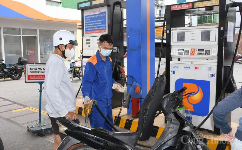 Nhân viên cửa hàng xăng dầu Petrolimex Sài Gòn tại TP. Hồ Chí Minh phục vụ khách hàng trong ngày đầu tiên triển khai bán xăng sinh học E10.