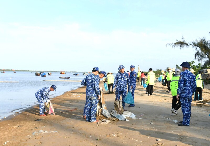 Đoàn cơ sở Đoàn Đặc nhiệm phòng chống tội phạm ma túy số 2 tham gia cùng Đoàn Thanh niên phường Vinh Lộc ra quân tổng dọn vệ sinh môi trường khu vực ven sông Lam. Ảnh: Tuấn Anh