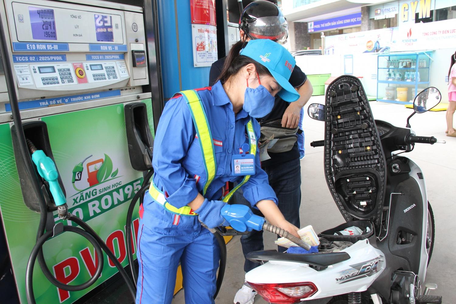Giá xăng E10 được tính như thế nào khi thay thế xăng khoáng? Giá xăng E10 được tính như thế nào khi thay thế xăng khoáng?