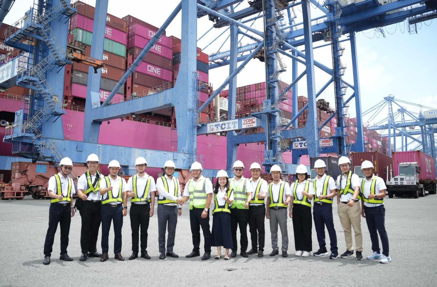 ĐVTN Chi nhánh Logistics có chuyến tham quan thực tế tại Cảng Quốc tế Tân Cảng - Cái Mép ĐVTN Chi nhánh Logistics có chuyến tham quan thực tế tại Cảng Quốc tế Tân Cảng - Cái Mép
