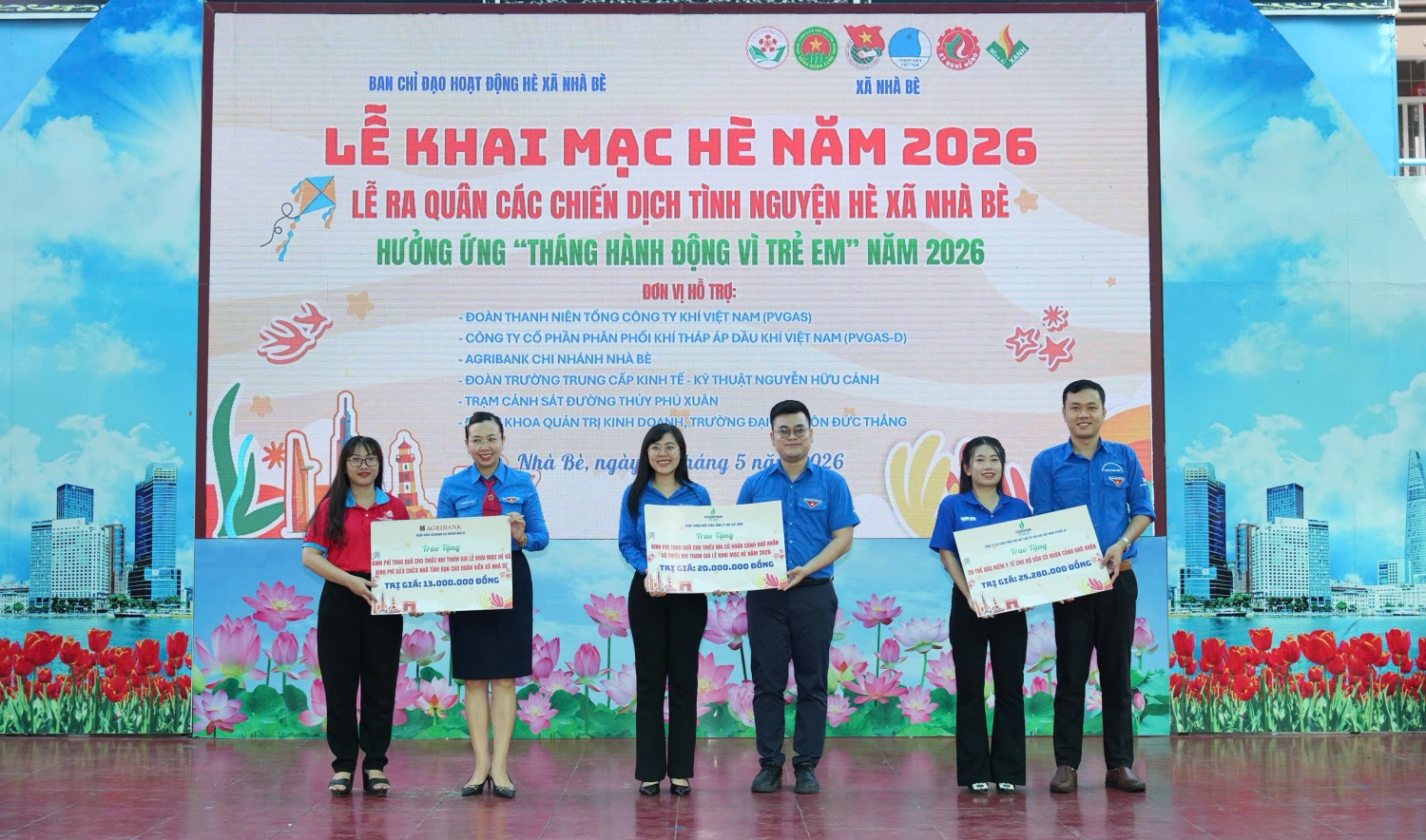 Đại diện Đoàn thanh niên PV GAS/CQĐH và Đoàn Thanh niên PV GAS D trao tài trợ cho Đoàn thanh niên xã Nhà Bè Đại diện Đoàn thanh niên PV GAS/CQĐH và Đoàn Thanh niên PV GAS D trao tài trợ cho Đoàn thanh niên xã Nhà Bè