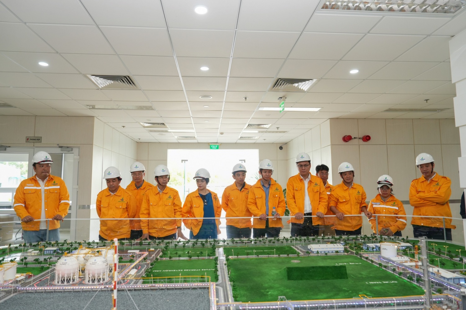 Các đại biểu tham quan thực tế và trao đổi trực tiếp tại Nhà máy Xử lý khí Cà Mau, Chi nhánh KTN Các đại biểu tham quan thực tế và trao đổi trực tiếp tại Nhà máy Xử lý khí Cà Mau, Chi nhánh KTN
