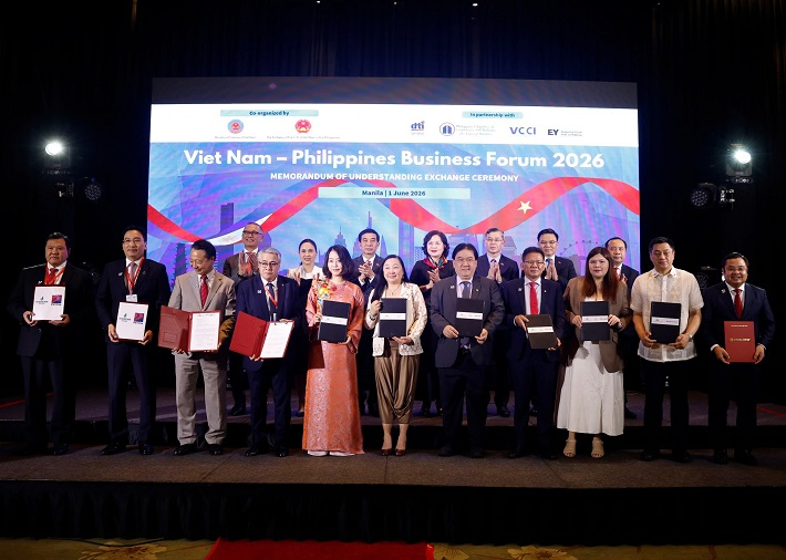 Ông Phùng Quang Hiệp, Bí thư Đảng ủy, Chủ tịch HĐTV Vinachem (ngoài cùng bên phải), trao Biên bản ghi nhớ hợp tác với các đối tác Philippines tại Diễn đàn Doanh nghiệp Việt Nam - Philippines, dưới sự chứng kiến của Lãnh đạo cấp cao hai nước.