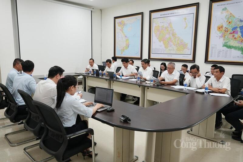 Buổi làm việc giữa KCN Phú Vinh và Công ty Điện lực Hà Tĩnh. Ảnh: Cao Thảo