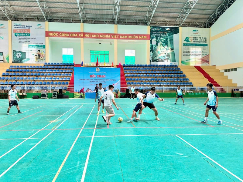 Đoàn viên, người lao động tranh tài ở bộ môn bóng đá nam 7 người tại Hội thao khu vực phía Tây tỉnh Lâm Đồng. Ảnh: ĐVCC