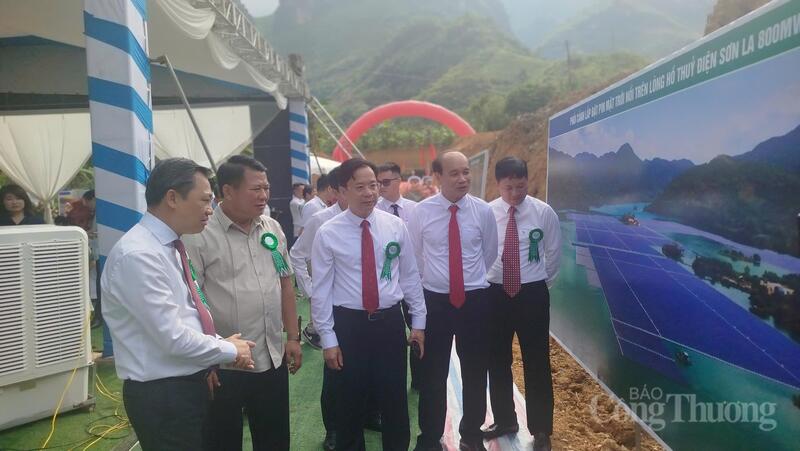 Ông Hoàng Văn Nghiệm, Bí thư Tỉnh ủy Sơn La cùng lãnh đạo tỉnh tham quan khu vực trưng bày phối cảnh Dự án điện mặt trời nổi lòng hồ thủy điện Sơn La. Ảnh: Hải Sơn
