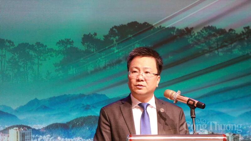 Ông Luyện Mạnh Cường, Phó Giám đốc Trung tâm Xúc tiến Đầu tư, Thương mại và Du lịch tỉnh Khánh Hòa phát biểu tại chương trình. Ảnh: Lê Sơn