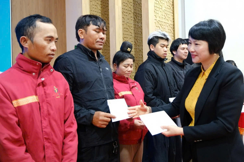 Bà Phạm Thị Phúc, Phó Bí thư Tỉnh ủy, Chủ tịch Ủy ban MTTQ Việt Nam tỉnh Lâm Đồng trao tặng quà cho công đoàn viên, người lao động có hoàn cảnh khó khăn trên địa bàn tỉnh trong Tháng Công nhân năm 2026. Ảnh: ĐVCC