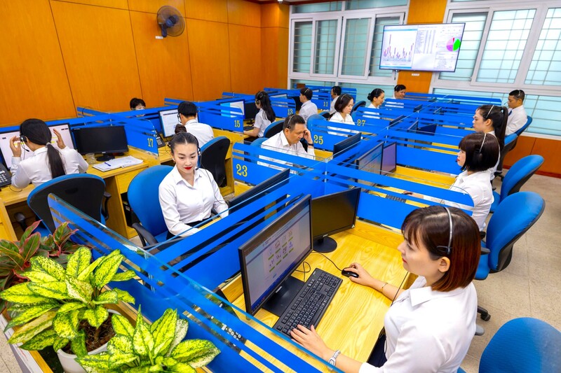 Ca trực của đội ngũ điện thoại viên tại Trung tâm Chăm sóc khách hàng  EVNNPC. Ảnh: Đăng Quang
