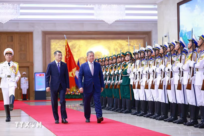 Thủ tướng Lê Minh Hưng và Thủ tướng Campuchia Hun Manet duyệt Đội danh dự Quân đội nhân dân Việt Nam. (Ảnh: Dương Giang/TTXVN)