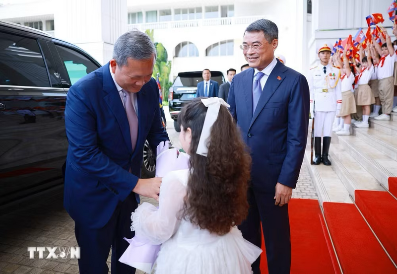 Thiếu nhi Thủ đô tặng hoa chào mừng Thủ tướng Campuchia Hun Manet thăm chính thức Việt Nam và tham dự Diễn đàn Tương lai ASEAN lần thứ ba. (Ảnh: Dương Giang/TTXVN)