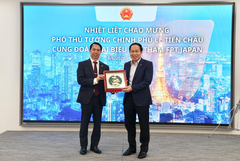 Phó Thủ tướng Lê Tiến Châu trao quà lưu niệm tặng công ty FPT tại Nhật Bản - Ảnh: VGP/Thu Sa