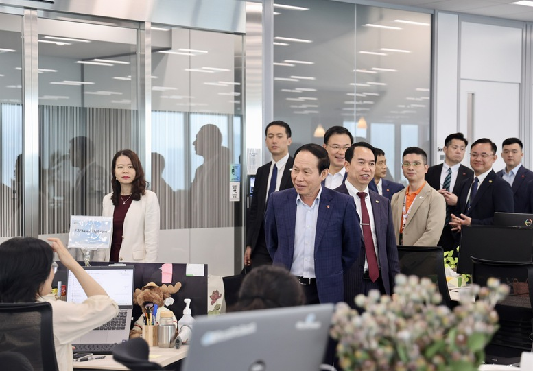 Phó Thủ tướng Lê Tiến Châu và đoàn công tác của Chính phủ đến thăm công ty FPT tại Nhật Bản - Ảnh: VGP/Thu Sa