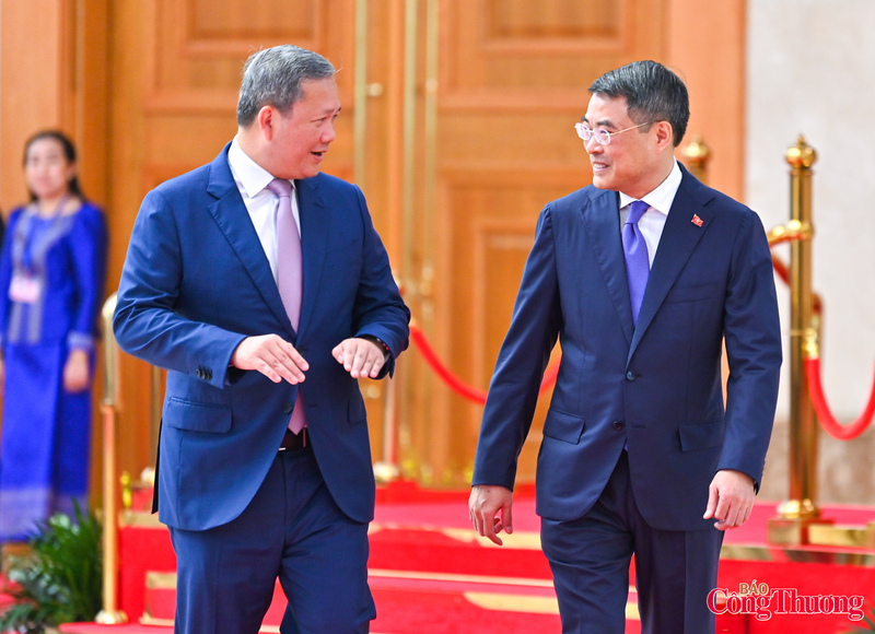 Trong không khí thân tình, hữu nghị, Thủ tướng Lê Minh Hưng nồng nhiệt chào đón Thủ tướng Hun Manet dẫn đầu Đoàn cấp cao Vương quốc Campuchia thăm chính thức Việt Nam.