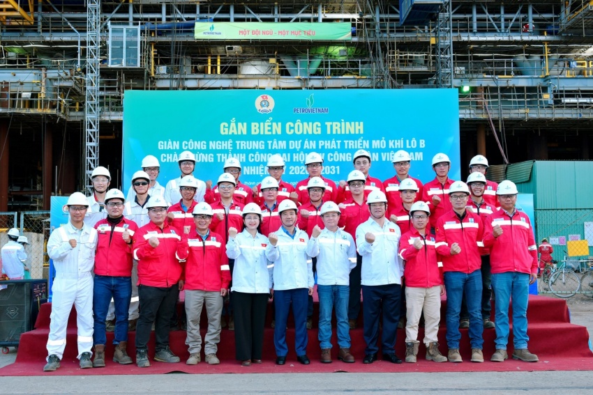 Gắn biển công trình Giàn công nghệ trung tâm Dự án phát triển mỏ khí Lô B chào mừng thành công Đại hội XIV Công đoàn Việt Nam