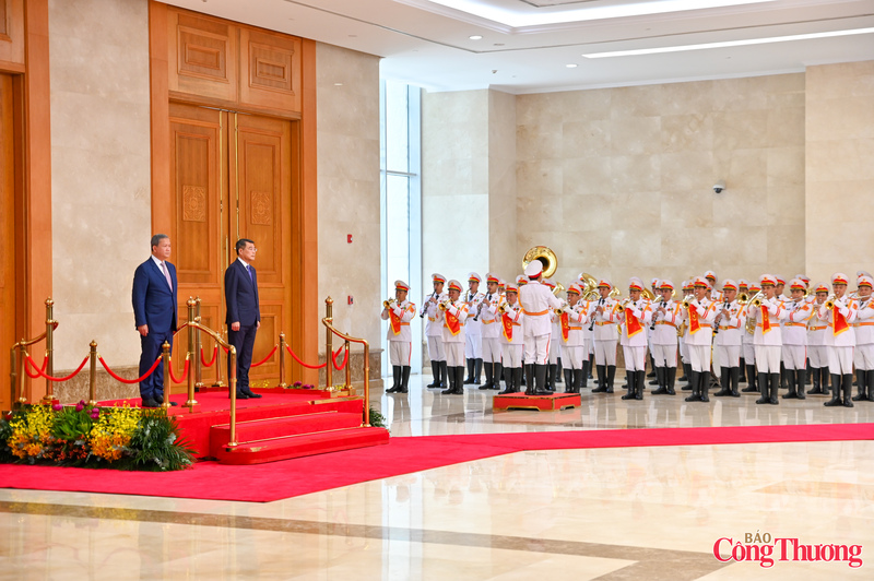 Quốc thiều hai nước vang lên, Thủ tướng Lê Minh Hưng cùng Thủ tướng Samdech Moha Borvor Thipadei Hun Manet thực hiện nghi thức chào cờ Việt Nam và Campuchia bên trong sảnh chính Trụ sở Chính phủ.