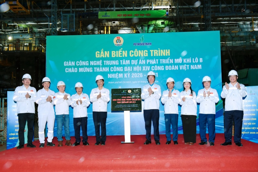 Gắn biển công trình Giàn công nghệ trung tâm Dự án phát triển mỏ khí Lô B chào mừng thành công Đại hội XIV Công đoàn Việt Nam