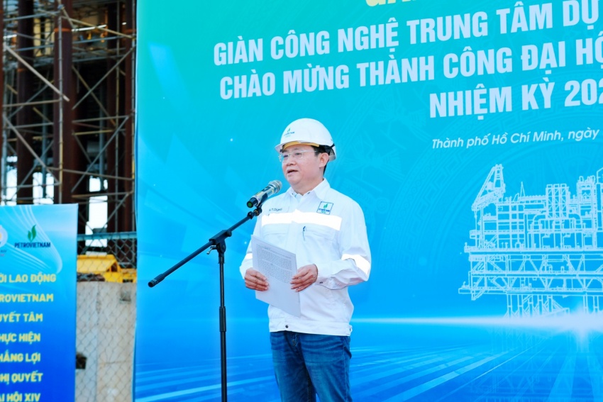 Gắn biển công trình Giàn công nghệ trung tâm Dự án phát triển mỏ khí Lô B chào mừng thành công Đại hội XIV Công đoàn Việt Nam