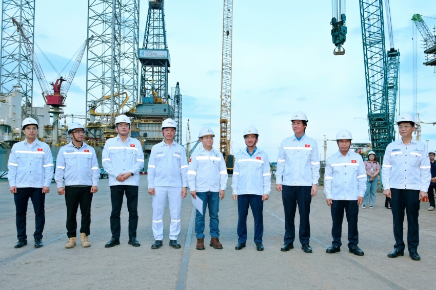 Gắn biển công trình Giàn công nghệ trung tâm Dự án phát triển mỏ khí Lô B chào mừng thành công Đại hội XIV Công đoàn Việt Nam
