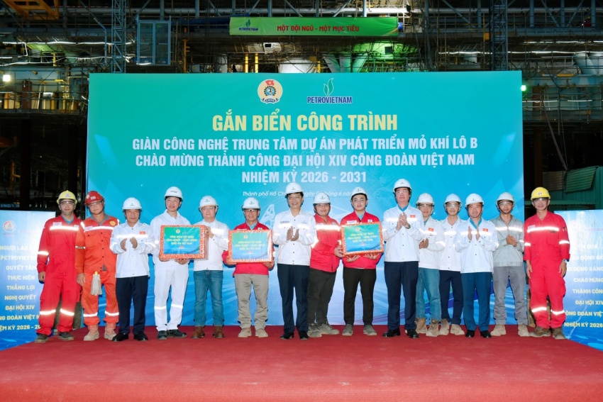 Gắn biển công trình Giàn công nghệ trung tâm Dự án phát triển mỏ khí Lô B chào mừng thành công Đại hội XIV Công đoàn Việt Nam