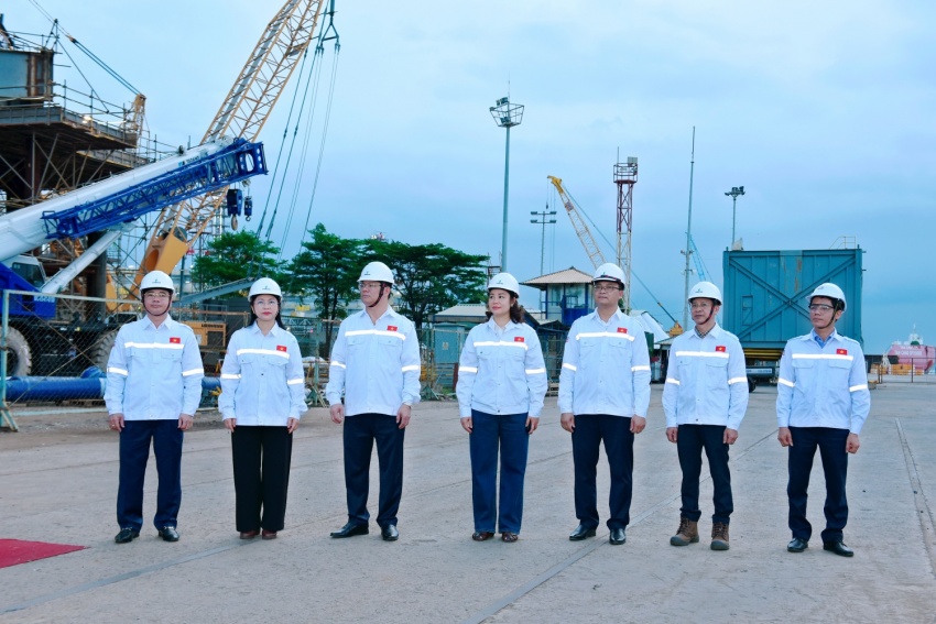 Gắn biển công trình Giàn công nghệ trung tâm Dự án phát triển mỏ khí Lô B chào mừng thành công Đại hội XIV Công đoàn Việt Nam