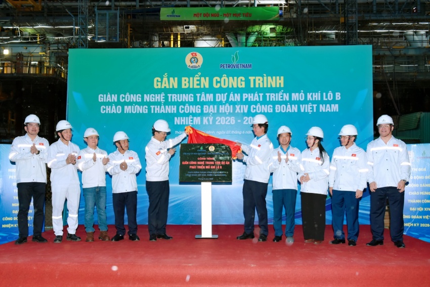 Gắn biển công trình Giàn công nghệ trung tâm Dự án phát triển mỏ khí Lô B chào mừng thành công Đại hội XIV Công đoàn Việt Nam