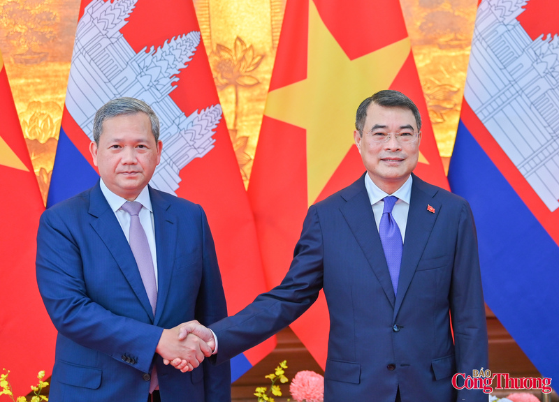 Thủ tướng Lê Minh Hưng chụp ảnh chung với Thủ tướng Hun Manet.