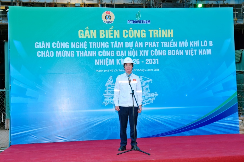 Gắn biển công trình Giàn công nghệ trung tâm Dự án phát triển mỏ khí Lô B chào mừng thành công Đại hội XIV Công đoàn Việt Nam