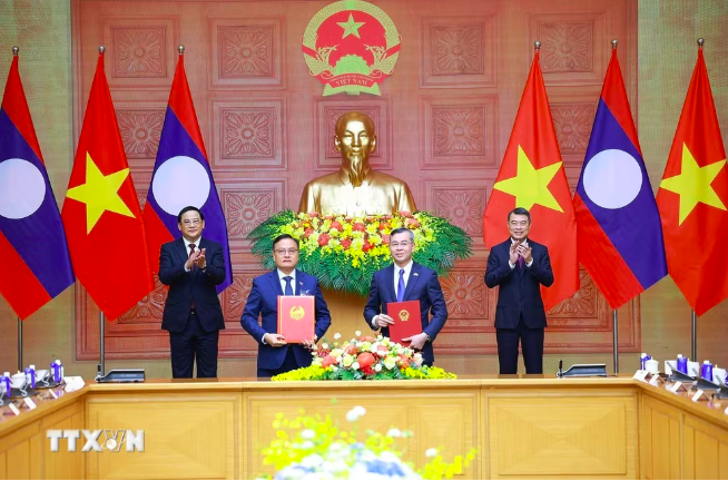 Thủ tướng Lê Minh Hưng và Thủ tướng Lào Sonexay Siphandone chứng kiến trao Thỏa thuận hợp tác giữa Bộ Tài chính Việt Nam và Bộ Tài chính Lào giai đoạn 2026-2030. (Ảnh: Dương Giang/TTXVN)