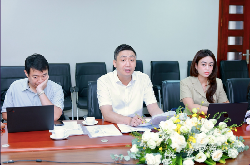 Ông Hoàng Minh Chiến - Phó Cục trưởng Cục Xúc tiến thương mại (Bộ Công Thương), Phó Trưởng Ban Thư ký Chương trình Thương hiệu Quốc gia Việt Nam cùng một số thành viên Đoàn công tác làm việc tại Công ty Cổ phần Thiết bị Bưu Điện. Ảnh: Quỳnh Trang