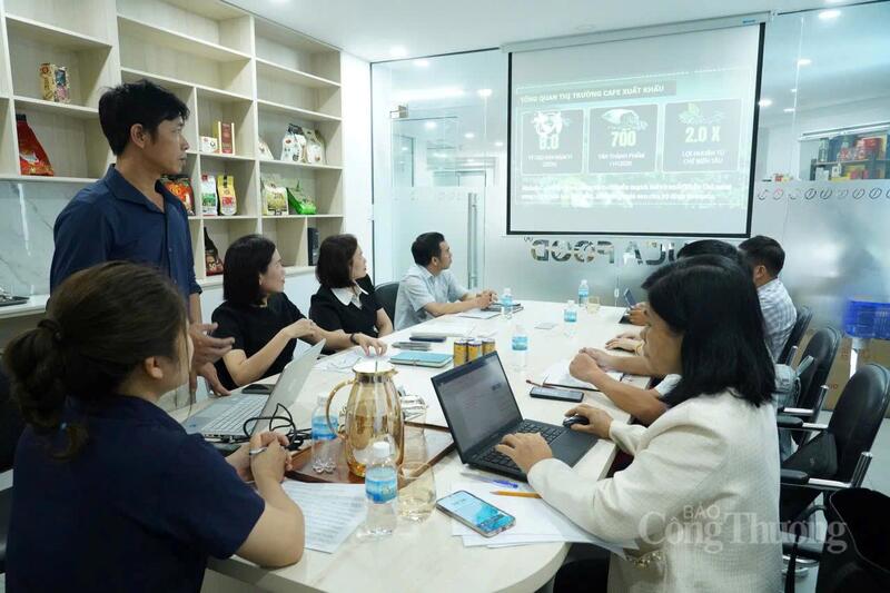 Đại diện Công ty TNHH Sản xuất - Thương mại Hucafood báo cáo, kiến nghị với đoàn công tác Sở Công Thương tỉnh Khánh Hoà. Ảnh: Lê Sơn