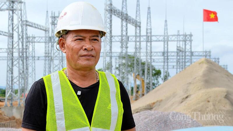 Ông Đặng Hùng Vinh - Quản lý, giám sát thi công và trực tiếp tham gia thi công tại công trường xây dựng Trạm biến áp 220kV Yên Dũng. Ảnh: Quốc Chuyển