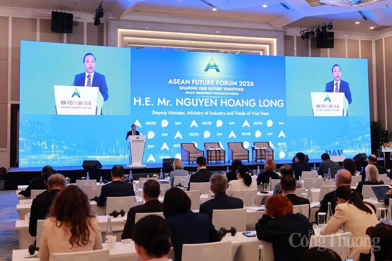 Thứ trưởng Nguyễn Hoàng Long phát biểu tại Phiên toàn thể 4 “ Tăng cường an ninh năng lượng trong tình hình mới”. Ảnh: Quỳnh Trang