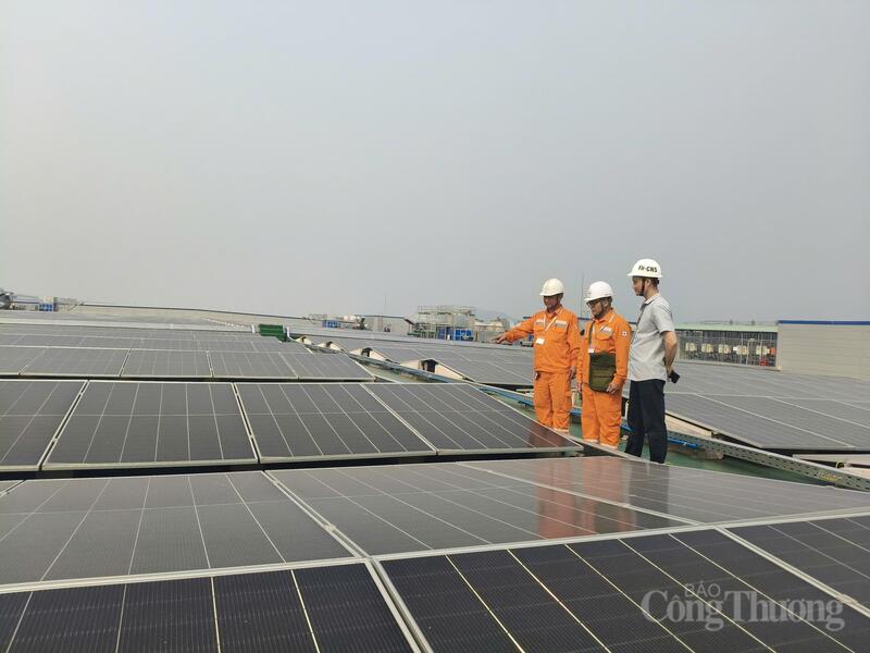 Thúc đẩy sử dụng năng lượng tiết kiệm, hiệu quả, kết hợp phát triển các nguồn điện phân tán như điện mặt trời mái nhà góp phần giảm áp lực cho hệ thống điện trong mùa nắng nóng.