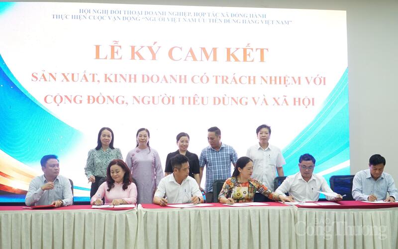 Đại diện các Hiệp hội doanh nghiệp ký cam kết sản xuất, kinh doanh có trách nhiệm với cộng đồng, người tiêu dùng và xã hội.