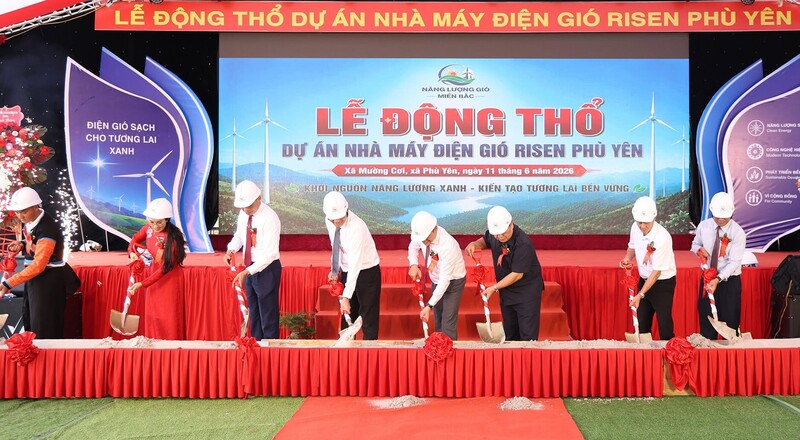 Các đại biểu thực hiện nghi thức động thổ Dự án Nhà máy điện gió Risen Phù Yên. Ảnh: Trường Sơn