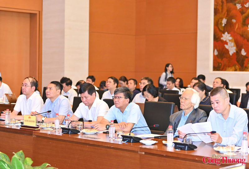 Các đại biểu tham dự hội thảo.