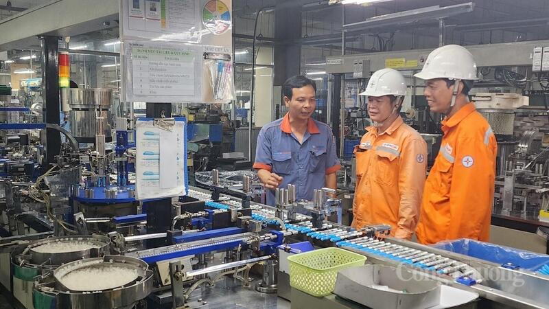 Nhân viên ngành điện TP. Hồ Chí Minh tăng cường tuyên truyền, vận động thực hiện sử dụng điện an toàn, tiết kiệm đến người dân, doanh nghiệp.